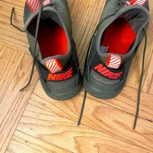 Nike sneakers for women army green and orange sz7